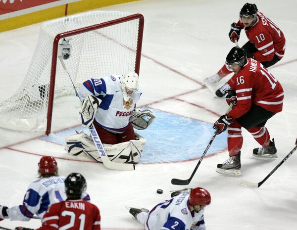 Игровой момент матча  Канада - Россия