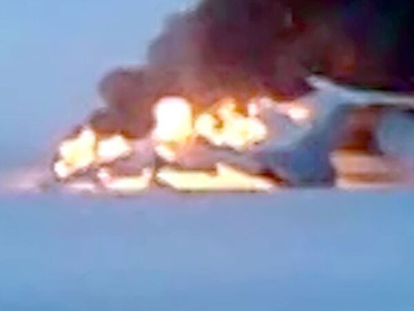 Очевидец снял горящий Ту-154 в аэропорту Сургута до приезда пожарных 