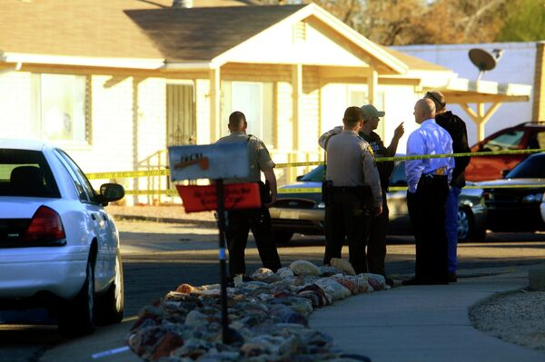 Представители полиции у дома Джареда Л. Лонера, подозреваемого в организации нападения на Габриэль Гиффордс в Аризоне
