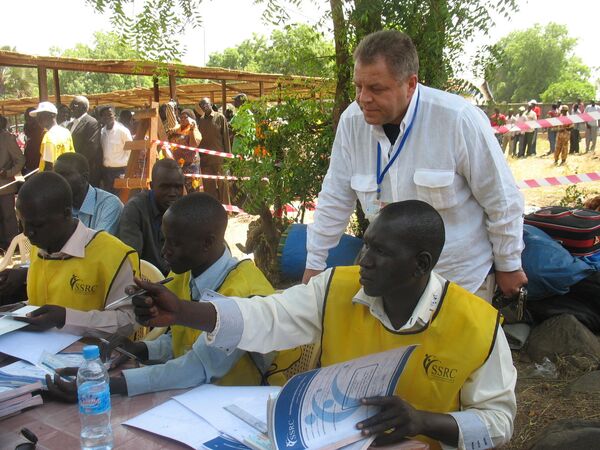 Сенатор Владимир Жидких наблюдает за работой сотрудников комиссии по проведению референдума на юге Судана