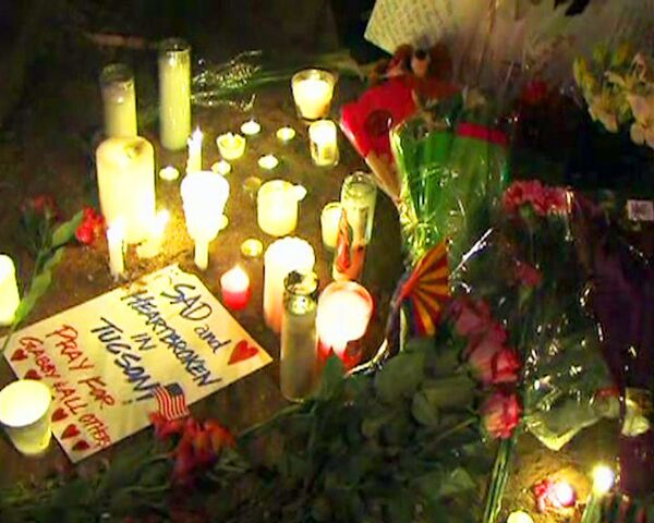 Жители Аризоны зажгли свечи возле штаб-квартиры Габриэль Гиффордс