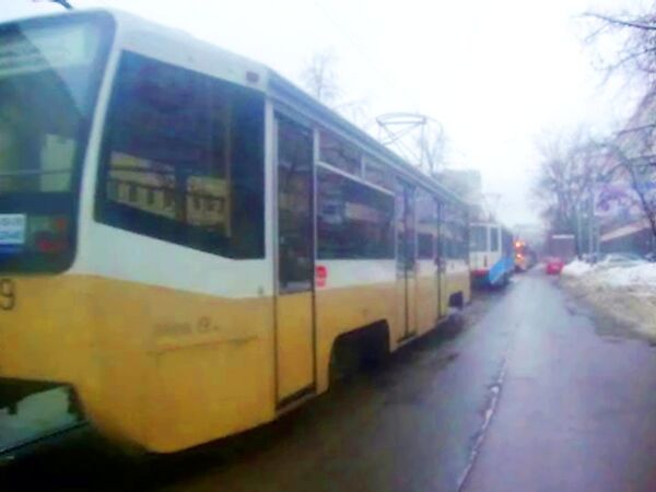Неправильная парковка парализовала движение трамваев на улице Шаболовка
