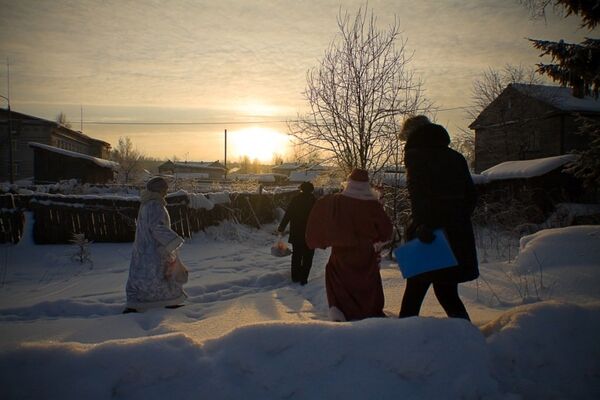 Работники администрации подпорожского района развозят подарки детям из социальных семей