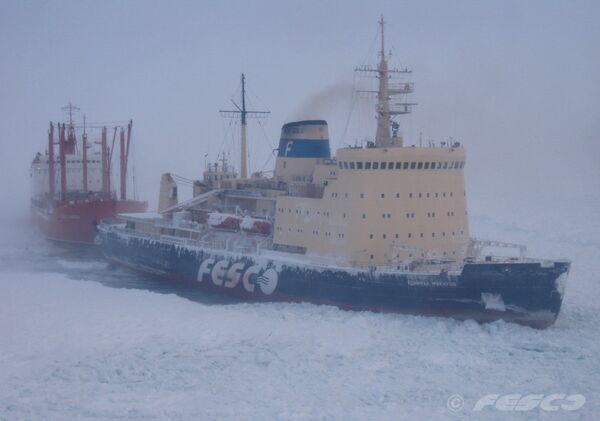 Операция по освобождению судов из ледового плена в Охотском море