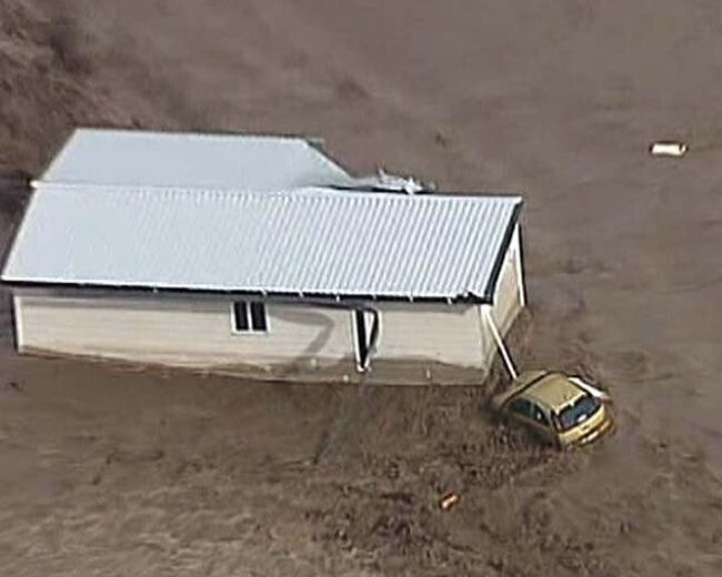 Потоки воды смывают машины и заливают дома в Австралии