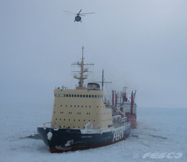Операция по освобождению судов из ледового плена в Охотском море