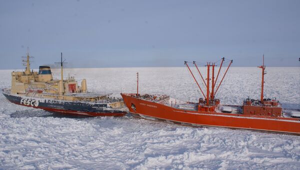 Ледоколы Красин и Адмирал Макаров транспортируют рефрижератор в Татарском проливе. Архивное фото