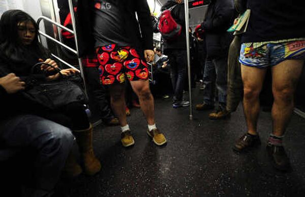 Тысячи жителей Нью-Йорка приняли участие в необычной акции - В метро без штанов