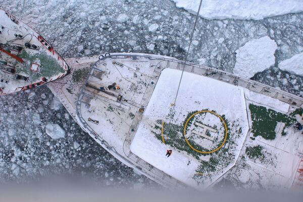 Ледоколы Красин и Адмирал Макаров в Охотском море выводят из ледового плена суда