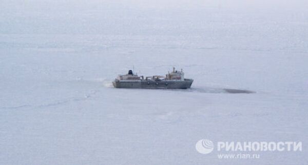 Ледоколы Красин и Адмирал Макаров выводят из ледового плена в Охотском море рыболовецкие суда