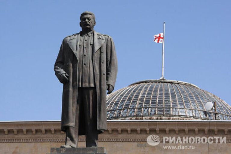 Памятник Иосифу Сталину на центральной площади города Гори