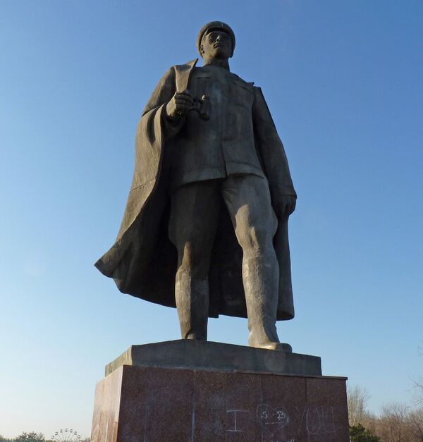 Памятник герою Великой Отечественной войны, генерал-майору Сабиру Рахимову. Архив