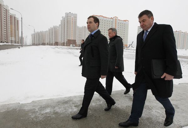 Медведев: вопрос с жильем для военных должен быть решен в 2012 году