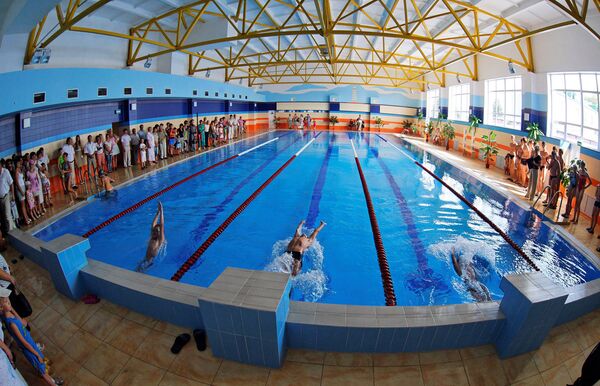 Россияне годами платят за справки в бассейн, которые не нужны