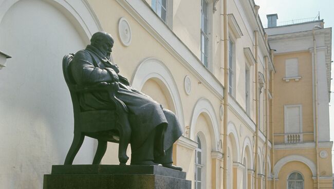 Памятник Островскому у здания Малого театра. Архивное фото