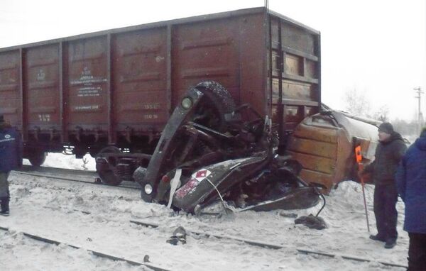 Столкновение поезда с бензовозом в Иркутской области
