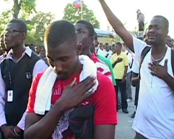 Сотни гаитян оплакивают родных, погибших год назад во время землетрясения