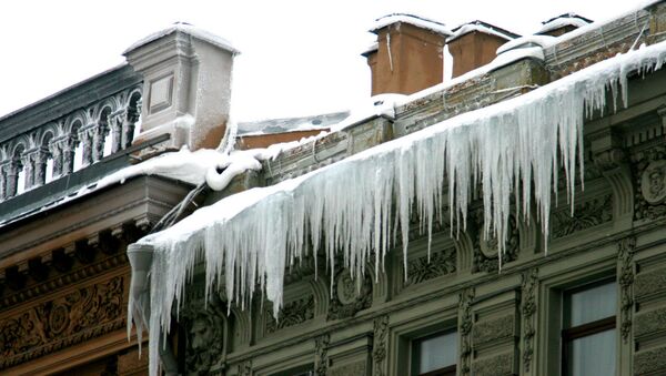 Ледяная глыба, упавшая в четверг с крыши в Петербурге, убила ребенка