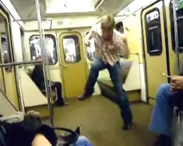 Зажигательные танцы пассажиров московского метро. Любительская съемка 