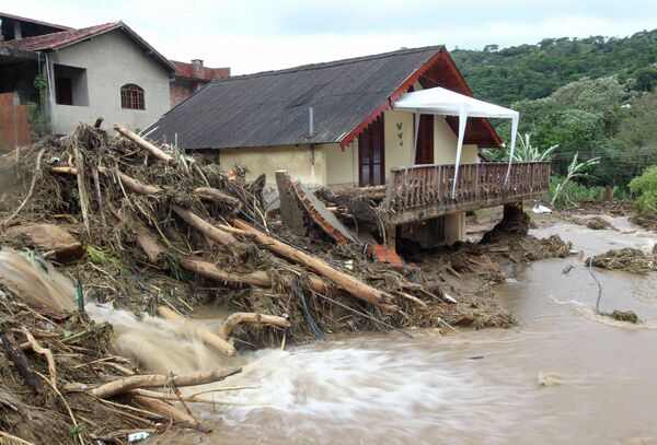 Разрушенные жилые районы в Бразилии, где произошло наводнение