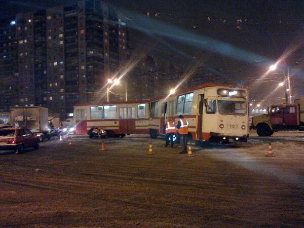 В Санкт-Петербурге трамвай сошел с рельс 