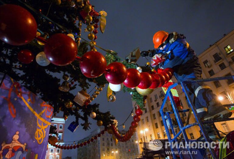 Демонтаж новогодних елок в Москве