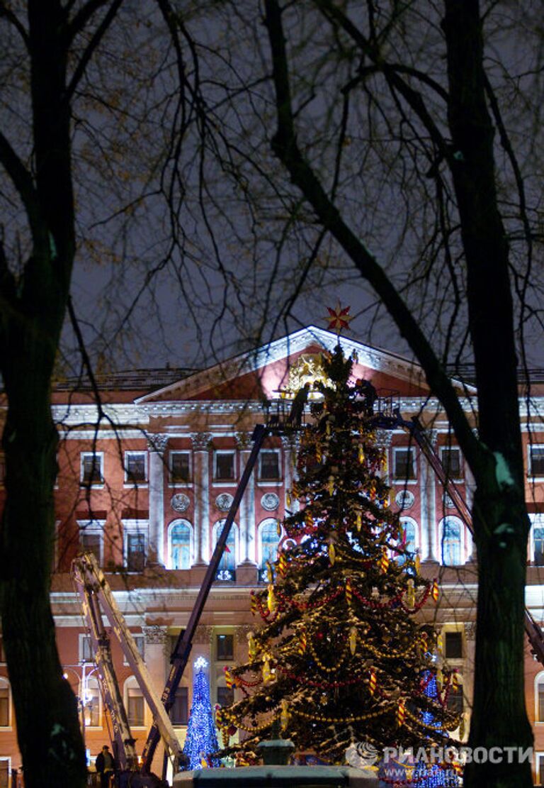 Демонтаж новогодних елок в Москве