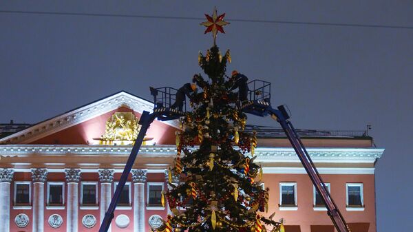 Демонтаж новогодних елок в Москве