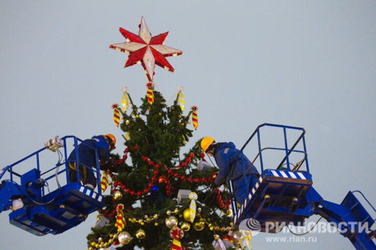 Демонтаж новогодних елок в Москве