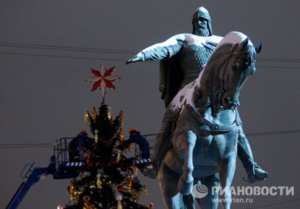 Демонтаж новогодних елок в Москве