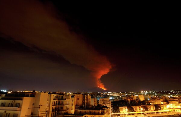 Извержение вулкана Этна на остове Сицилия, начавшееся 3 января 2011 г.