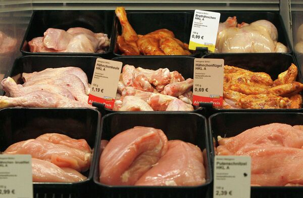 Продажа мяса курицы в супермаркете Мюнхена