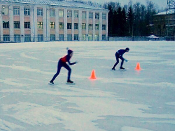 Тренировка юных конькобежцев в Вологде