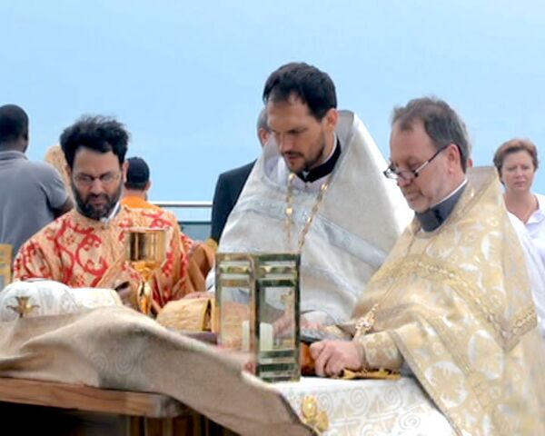 Православный обряд у статуи Христа в Рио собрал сотни верующих и туристов