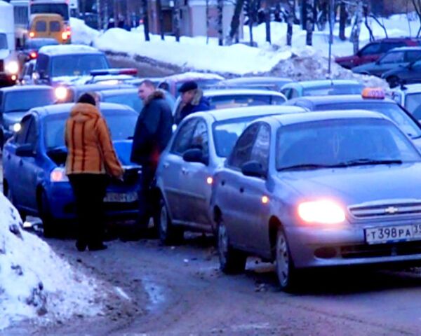 У городского парка в Вологде столкнулись три машины 