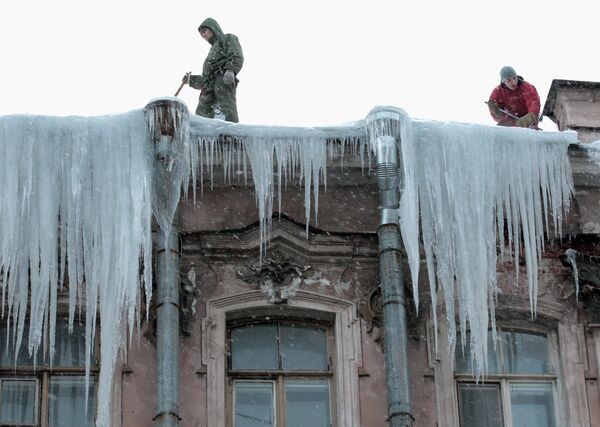 Чиновники могут ответить за падение льда и снега на людей в Петербурге