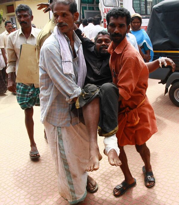 Люди, пострадавшие в давке во время праздника в штате Керала на юге Индии 