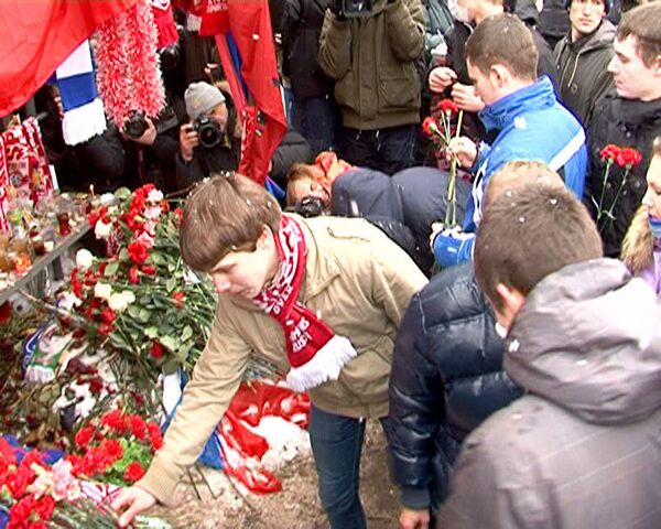 Сотни москвичей несут цветы и свечи к месту убийства болельщика Спартака
