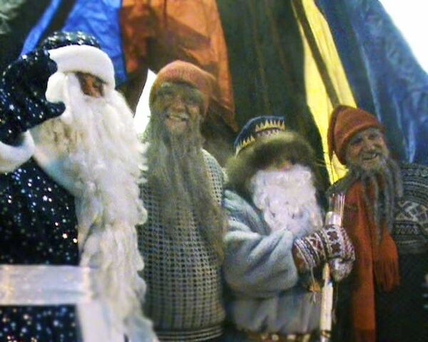 Деды Морозы сразу трех стран поздравили жителей Мурманска с праздниками 