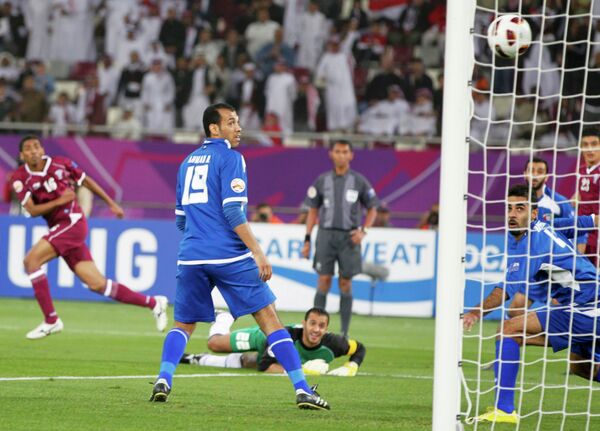 Игровой момент матча Узбекистан - Катар
