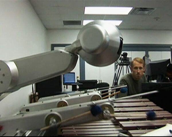 Робот-музыкант виртуозно играет в четыре руки  в составе оркестра