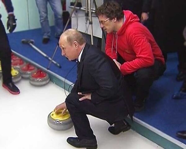 Путин сыграл в керлинг и получил подарок от победителей ЧМ по хоккею