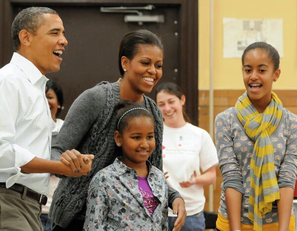 После выступления в одной из городских школ на мемориальном мероприятии в память о Мартине Лютере Кинге, Обама повел жену в местный кафетерий, где собрались несколько десятков детей и преподавателей