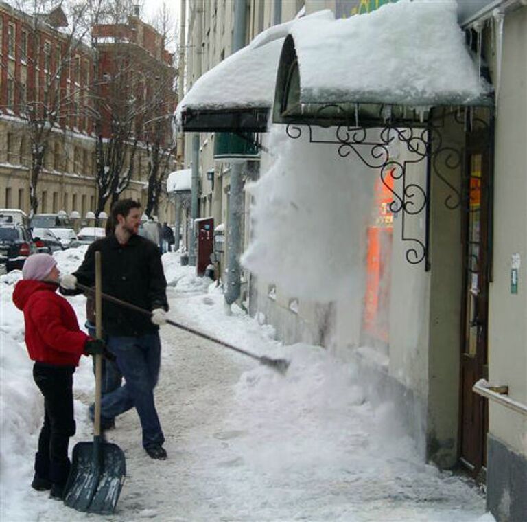 Борьба с сосулями в Петербурге