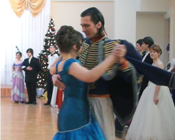 Старшеклассники из Екатеринбурга танцуют мазурку и ходят в кринолинах