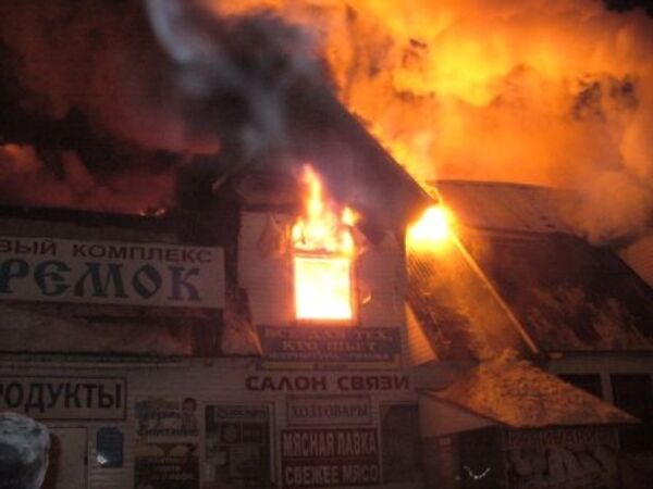 Крупный торговый комплекс сгорел в Омске