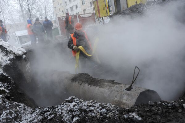 В Екатеринбурге киоск ушел под землю из-за утечки горячей воды