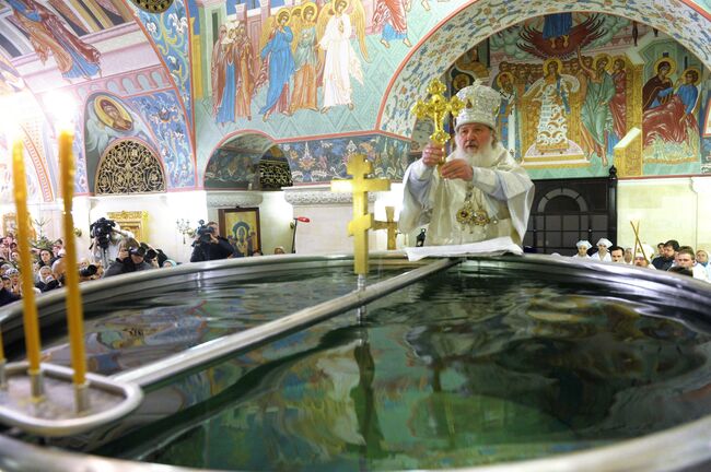 Патриарх Московский и всея Руси Кирилл совершает чин великого освящения воды в кафедральном соборном Храме Христа Спасителя