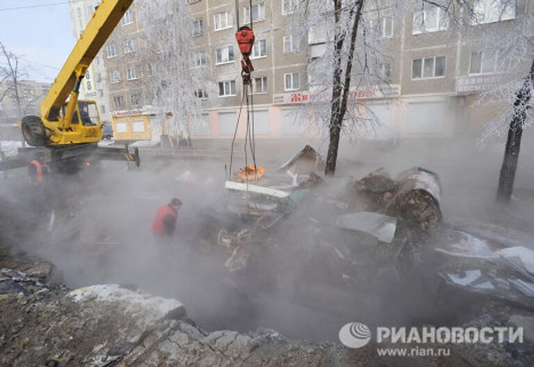 Из-за прорыва трубы в Екатеринбурге под землю ушел ларек