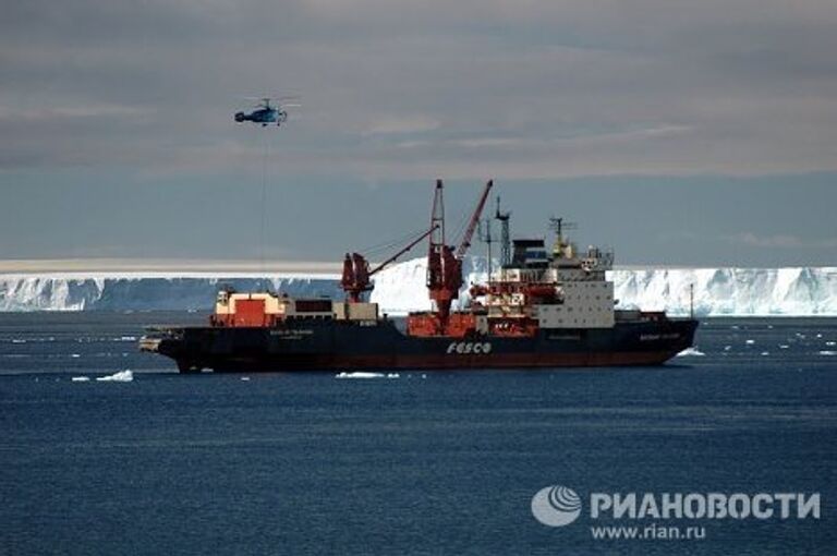 Дизель-электроход Василий Головнин вышел в Антарктиду